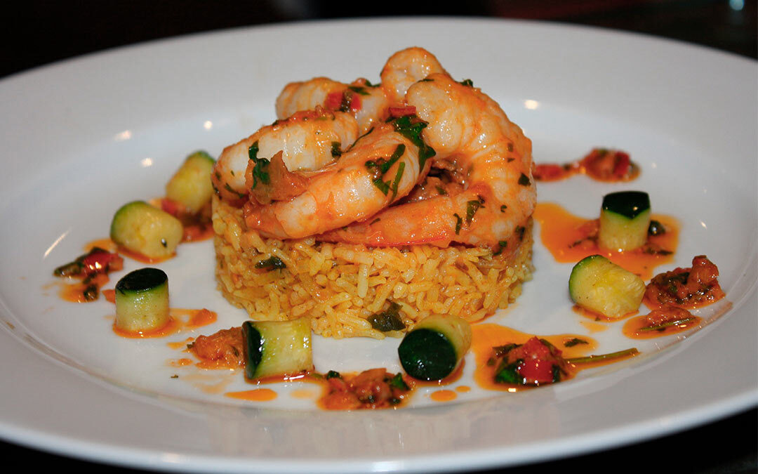 Arroz salteado con verduras y gambas