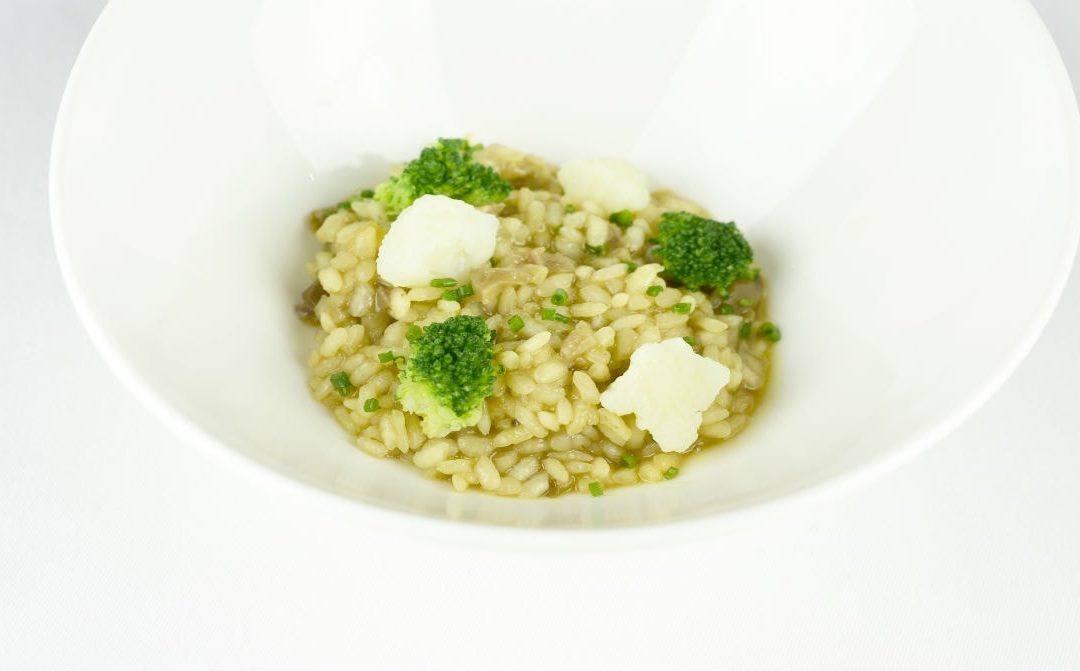 Arroz de manitas de cerdo, brócoli y coliflor