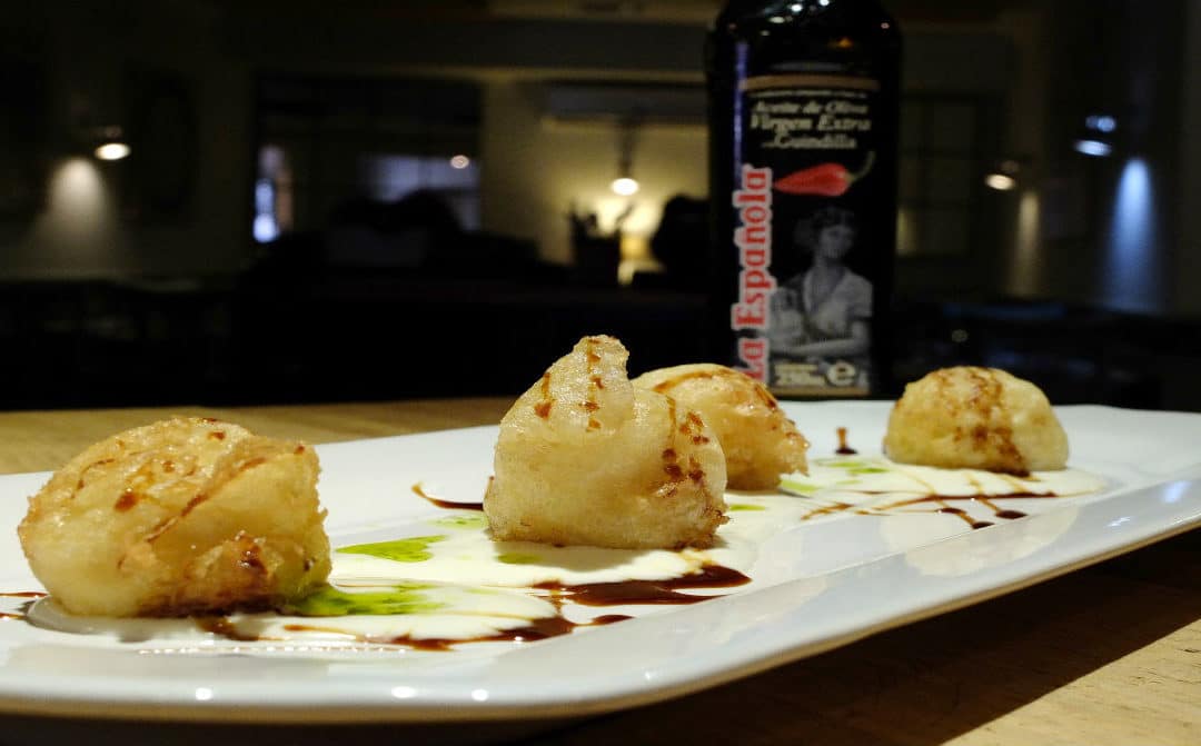 Buńuelos de queso y miel de cańa