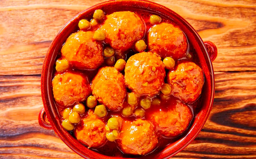 Albóndigas de calamar con guisantes y patatas