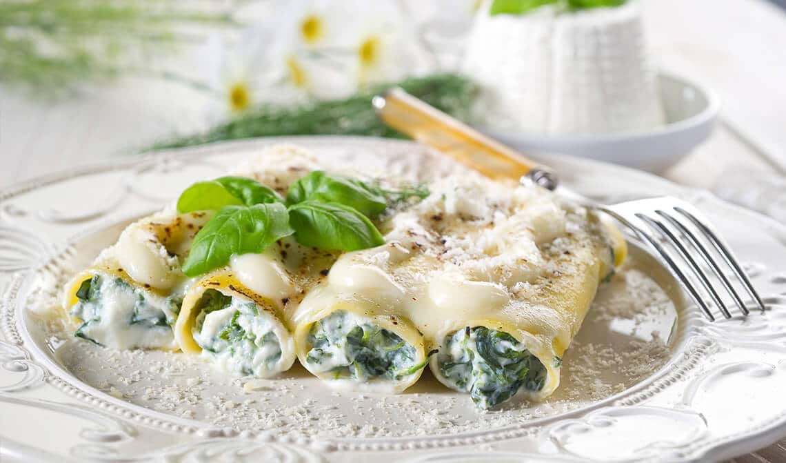 Canelones de acelgas con salsa de queso