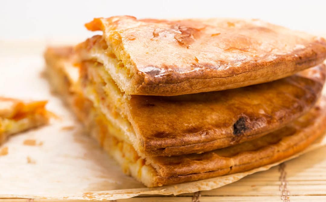 Empanada rellena de setas y langostinos