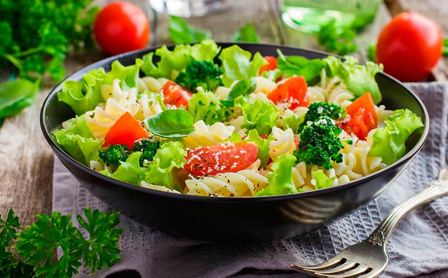 Ensalada de pasta con rosbif de atún