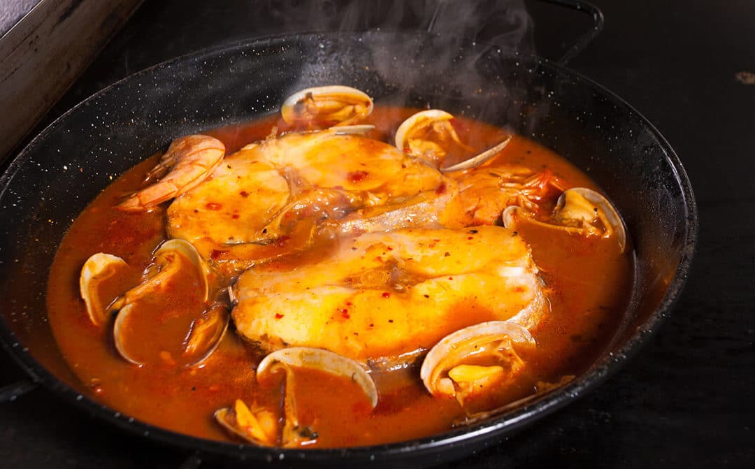 Merluza con almejas y gambas