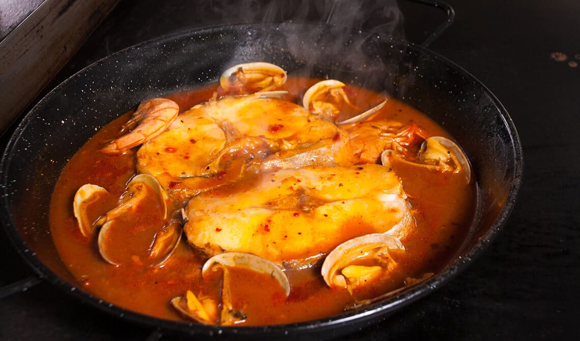 Merluza con almejas y gambas