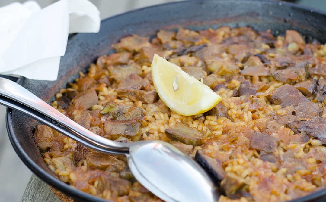 Paella de alcachofas y jamón serrano