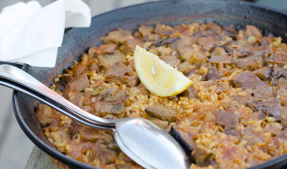 Paella de alcachofas y jamón serrano