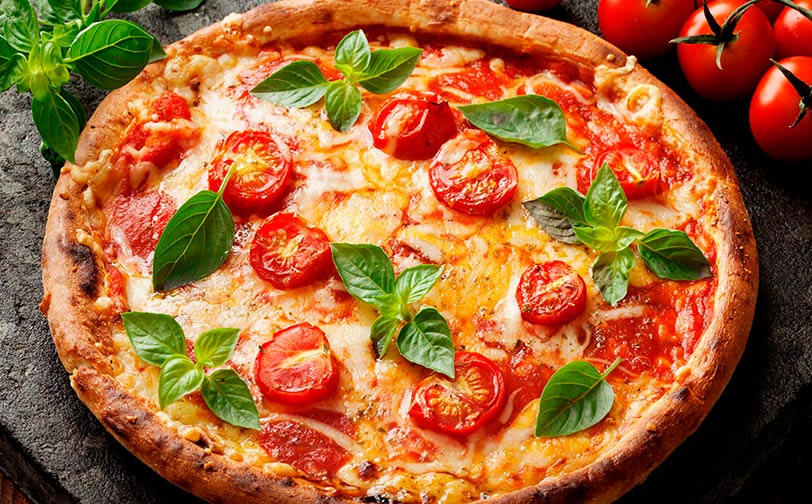 Pizza al ajo con tomates frescos