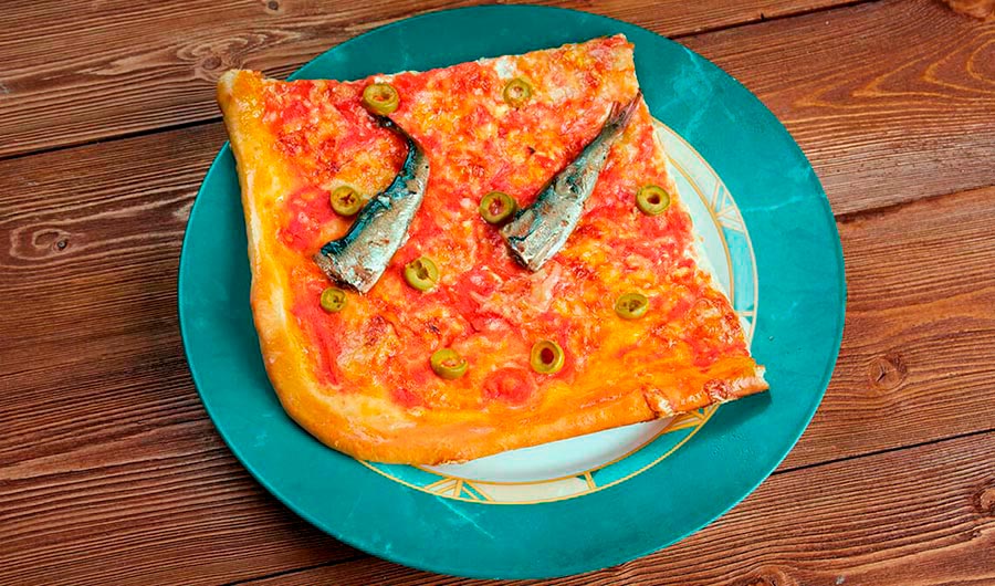 Pizza con sardinas y cebolla caramelizada