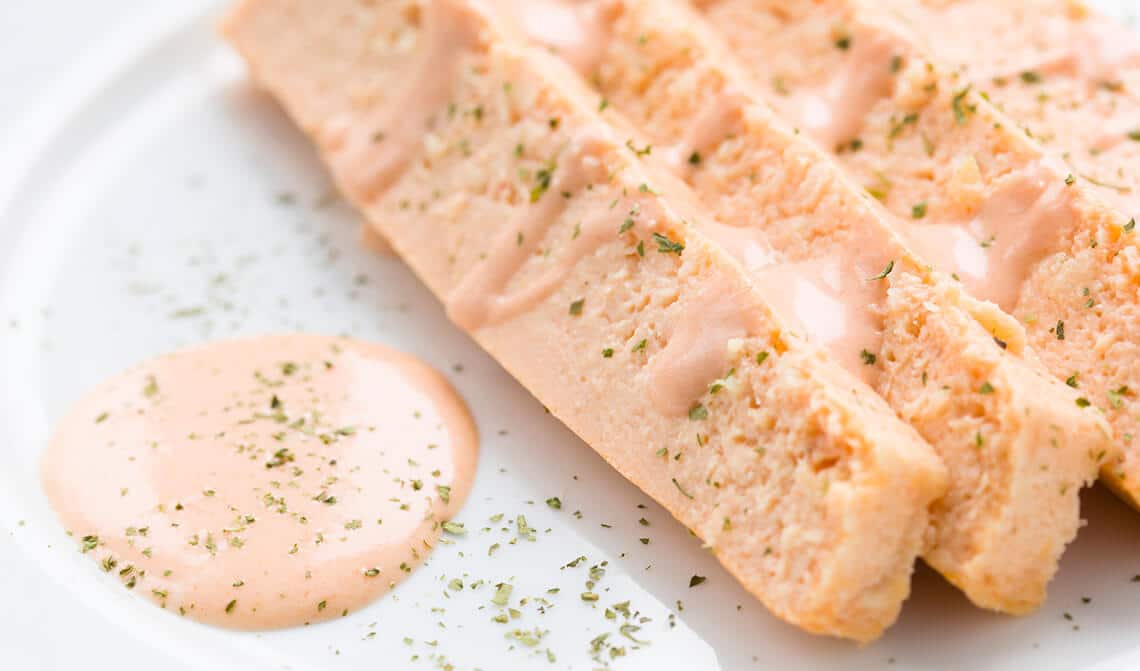 Pudín de salmón con mayonesa de calabacín