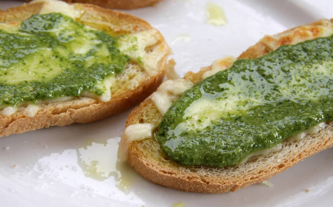 Tostadas de pan con pesto