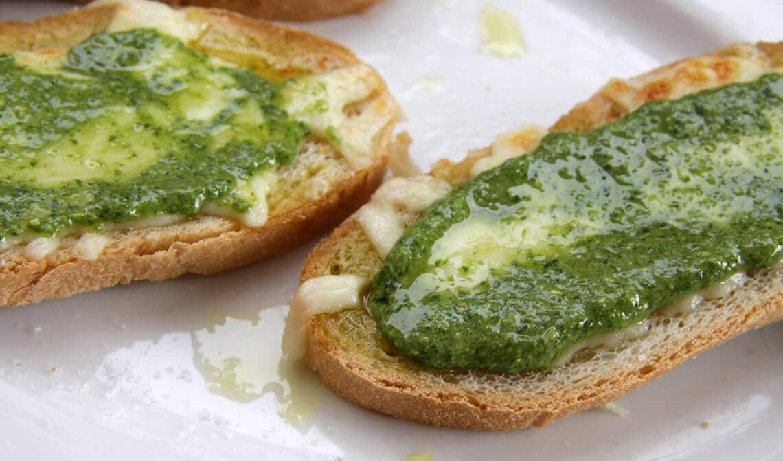 Tostadas de pan con pesto