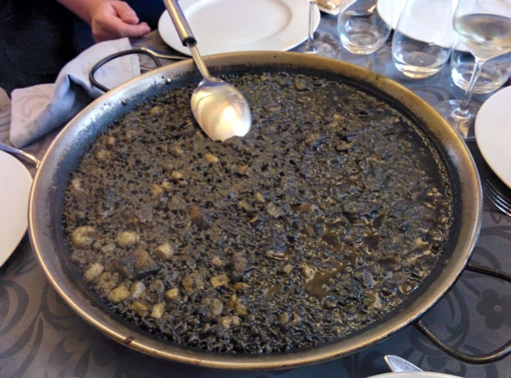 Arroz negro con chipirones