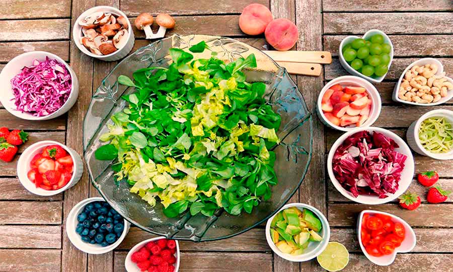 Ensaladas con frutas: fuente de vitaminas y sabor