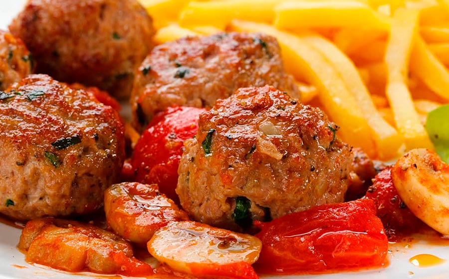 Albóndigas de ternera con pińones y champińones