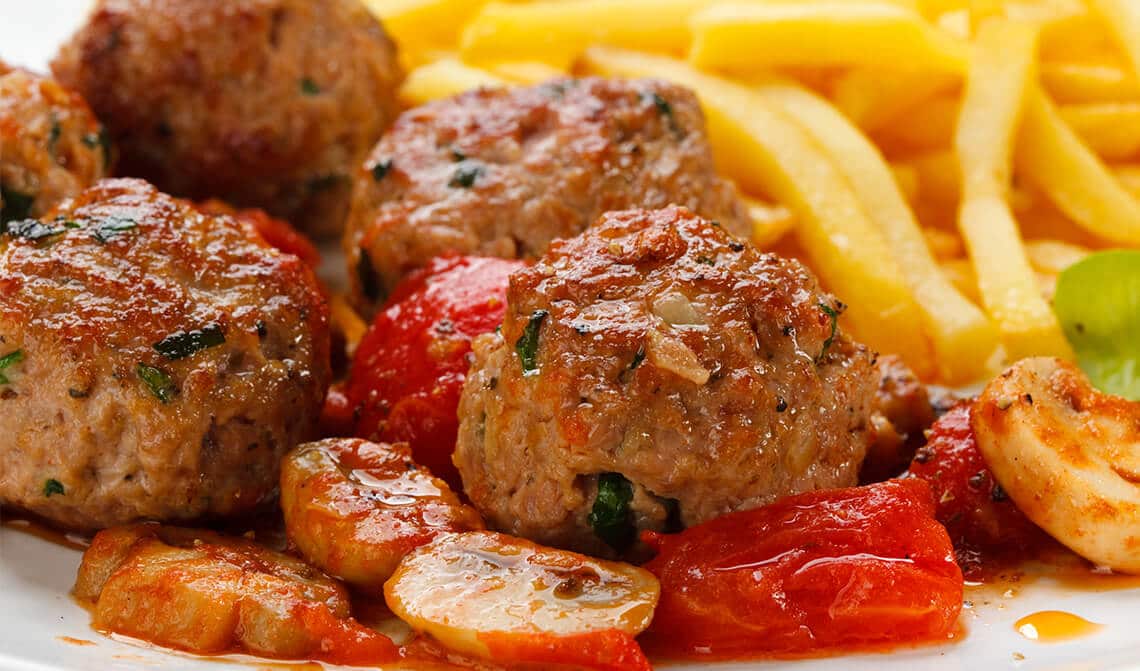 Albóndigas de ternera con piñones y champiñones