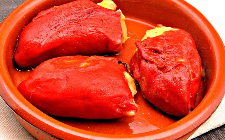 Pimientos del piquillo rellenos de bacalao con salsa