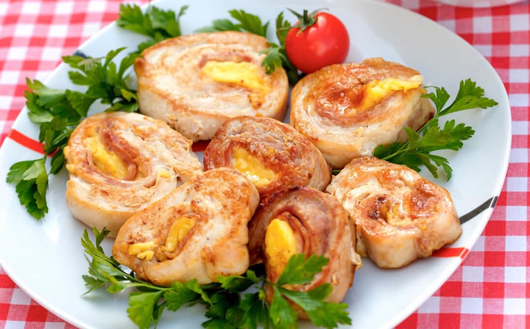 Rollos de pollo rellenos con jamón y dátiles