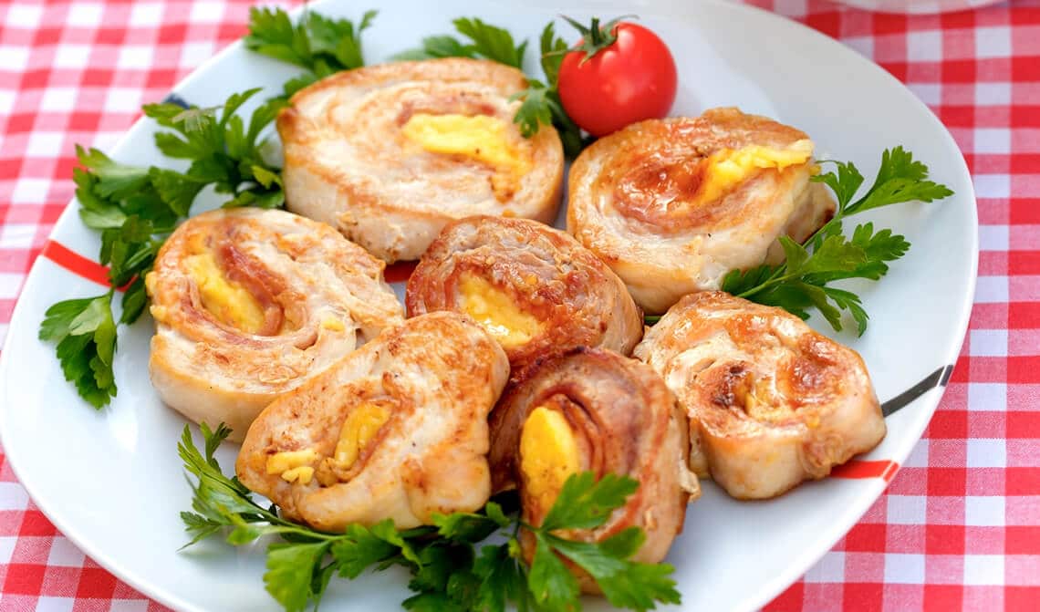 Rollos de pollo rellenos con jamón y dátiles