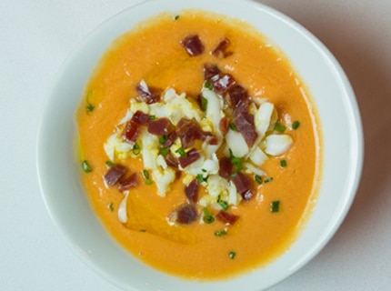 salmorejo_con_jamon_y_huevo