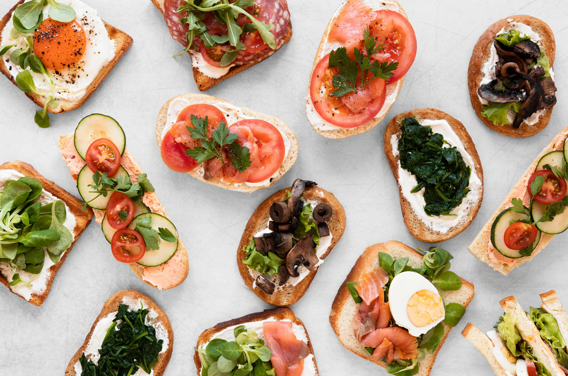 Tostadas variadas en plato