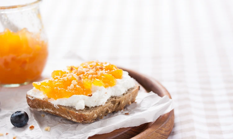 Tostada con mermelada casera de fresa y pan crujiente