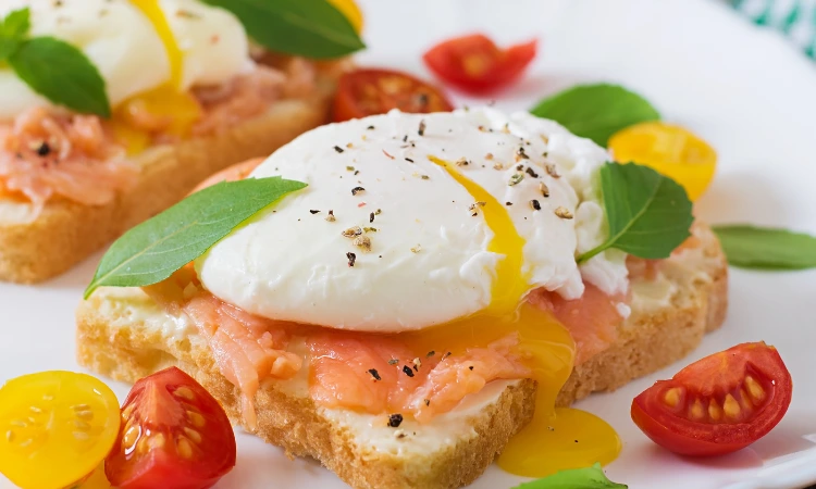 Tostada benedictina con huevo pochado y salsa holandesa