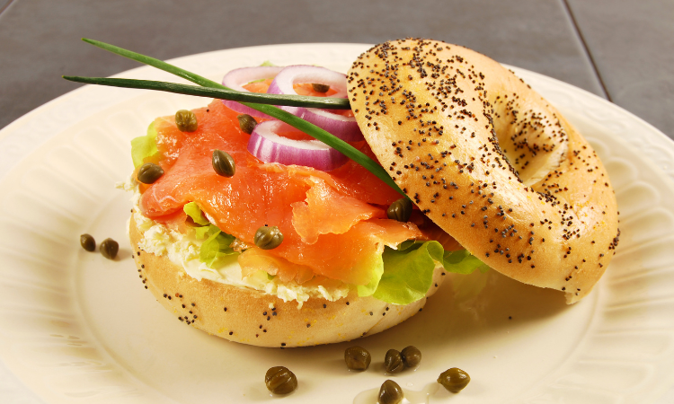 Bagel con queso crema, salmón ahumado y eneldo