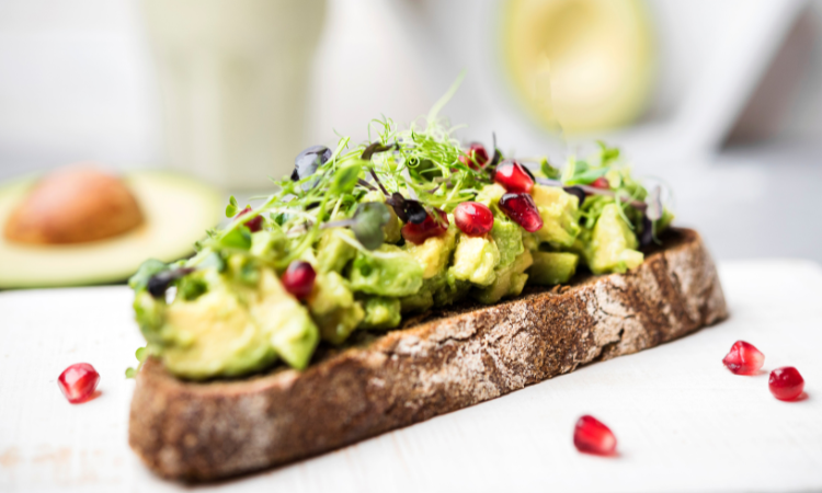 Tostada con aguacate cremoso y semillas sobre pan integral